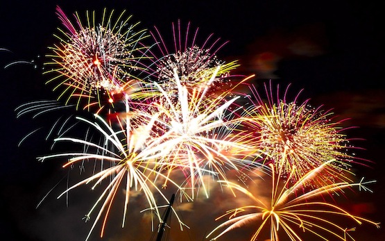 New_Years_Eve_Fireworks_LightUp_The_Night2012_freecomputerdesktopwallpaper_1920