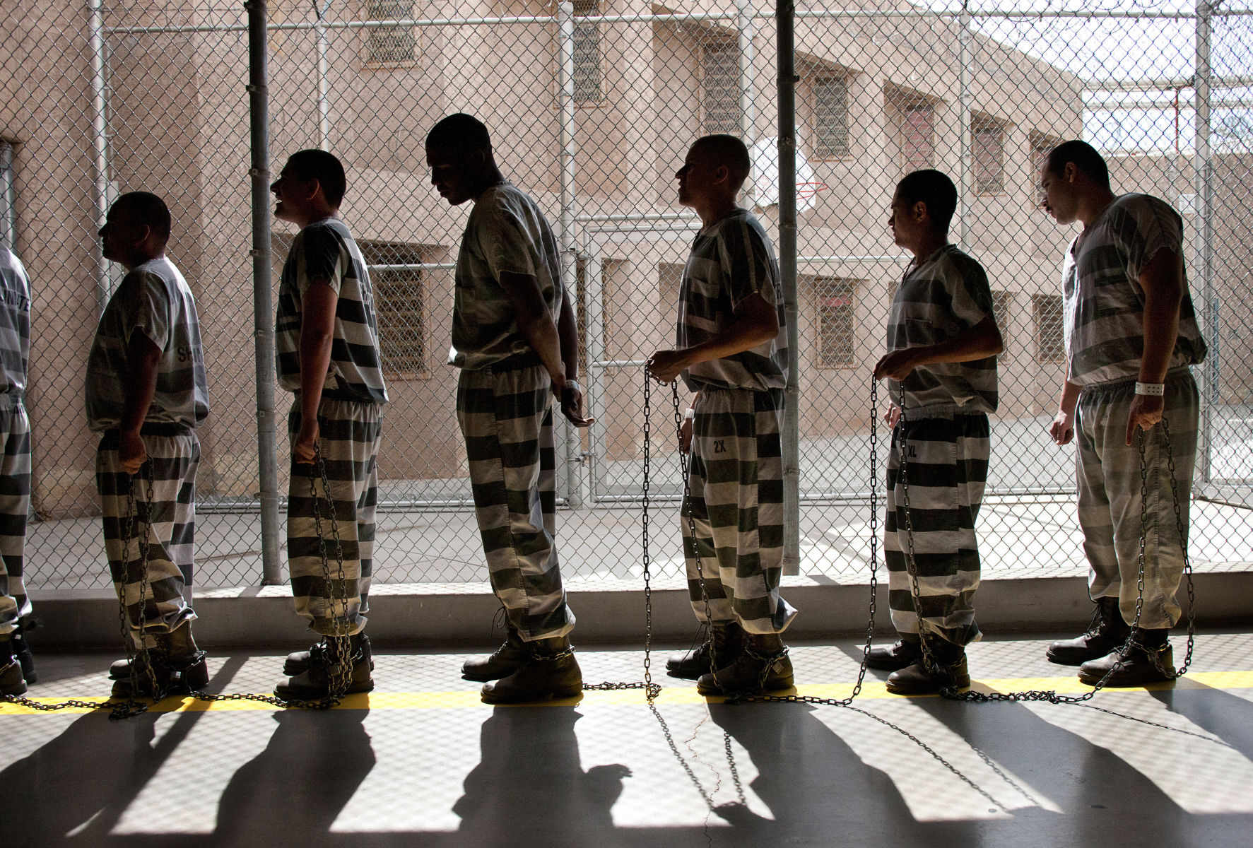 Включи 2 заключенных. Тюрьма Аризона. Заключенные в колонии. Тюрьма для несовершеннолетних.